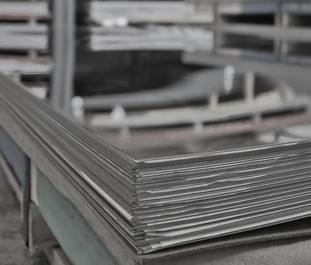 Planchas de acero apiladas en almacén